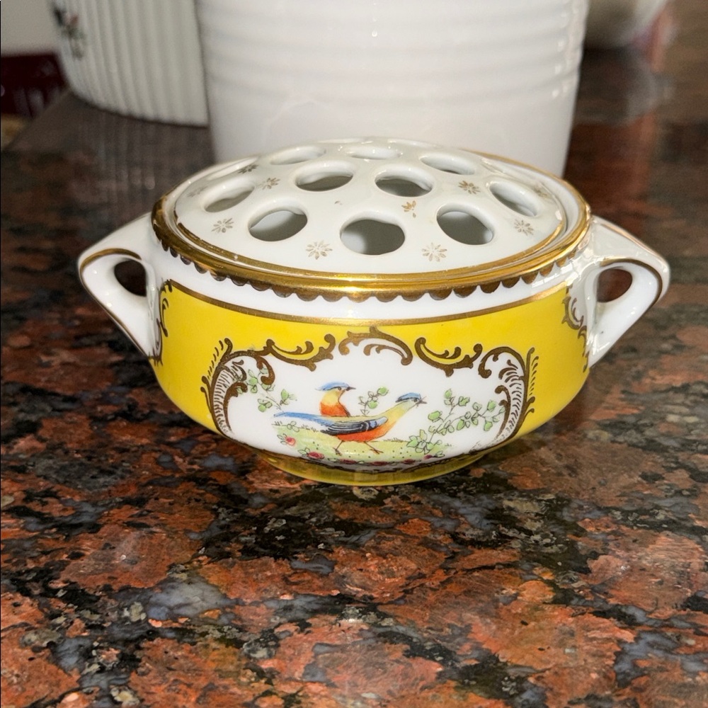 Elegant Yellow and White gold Porcelain pheasants Flower Frog Bowl